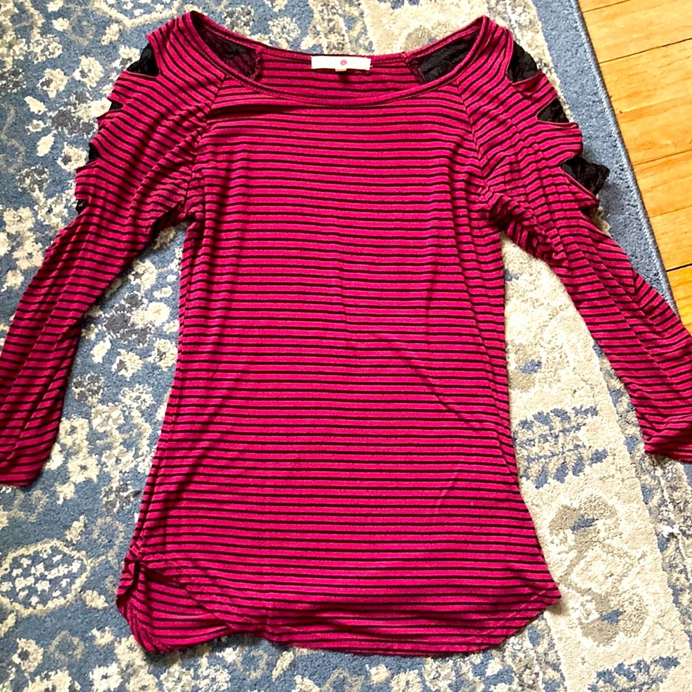 3/4 sleeve shirt with lace on the sleeves